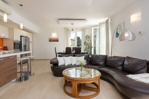 TV, DVD player, books, stereo - Design apartment Bellevue (Porec)