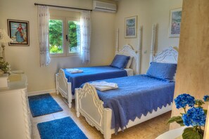 5 bedrooms, iron/ironing board, WiFi, bed sheets