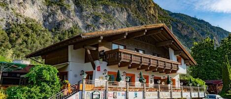 Vista frontal de la propiedad