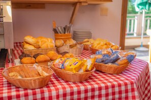 Daily continental breakfast for a fee - Gasthof Rafting Alm (Haiming)