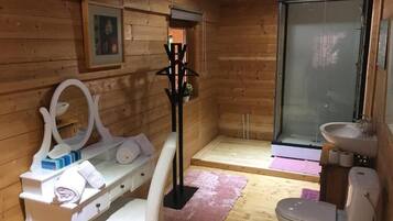 Camera familiare, bagno privato | Bagno | Doccia, asciugacapelli, asciugamani, carta igienica
