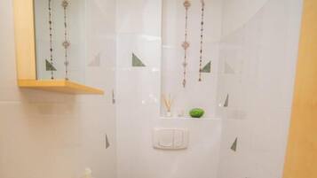 Une petite salle de bain avec un lavabo, des toilettes et un miroir.