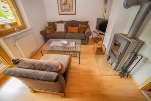 Apartament, balcó (Attached Bathroom) | Sala d'estar | Televisor i taula de tennis de taula 