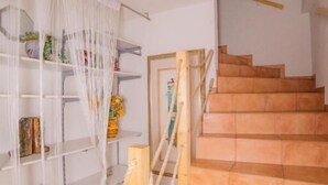 A staircase with wooden steps and a wooden handrail. - Gasthof Rafting Alm (Haiming)