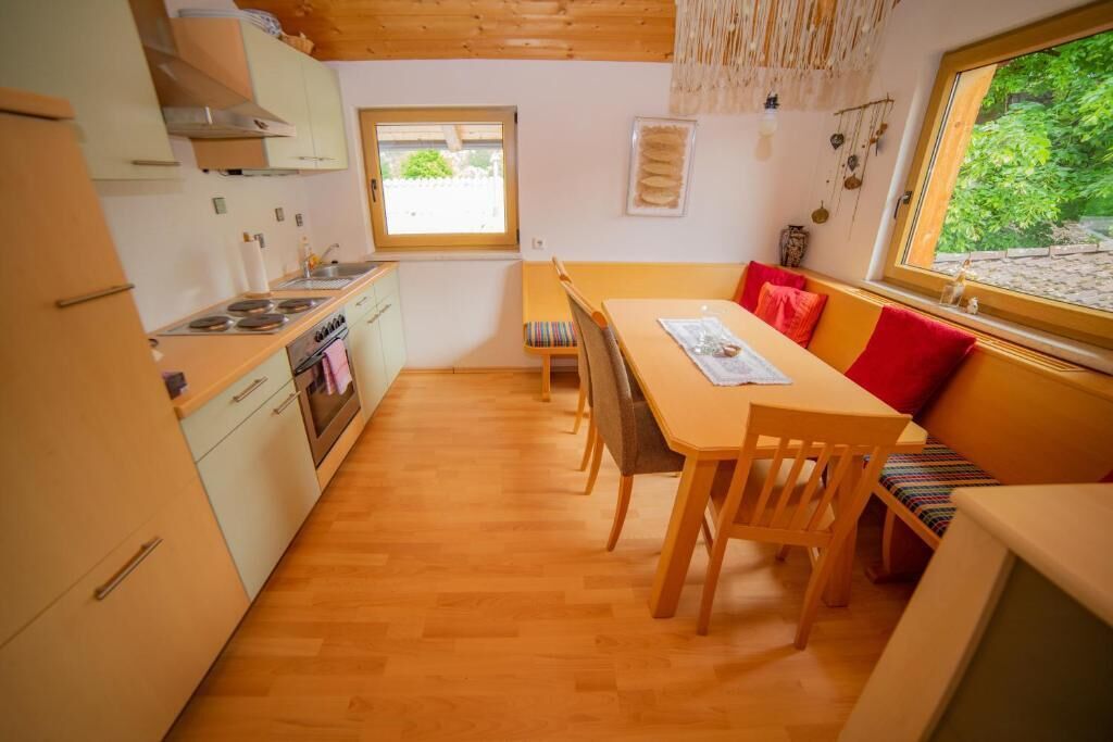 Apartment, Balkon (Attached Bathroom) | Essbereich im Zimmer