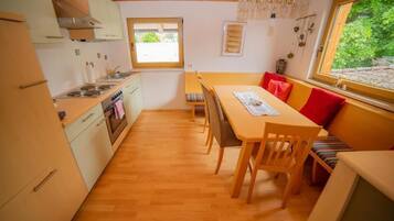 Apartment, Balkon (Attached Bathroom) | Essbereich im Zimmer