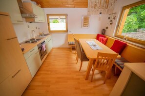 Leilighet, balkong (Attached Bathroom) | Spiseområde på rommet