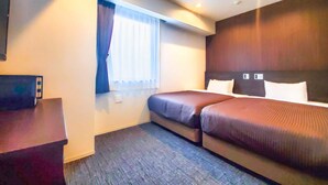 A hotel room with two beds, a desk, a window with curtains, and a carpeted floor. - Hotel LiveMax Akasaka Grande (Tokyo)