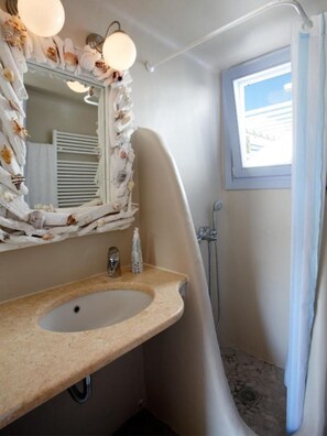 Combined shower/tub, hair dryer, towels, soap - GT Suites, One bedroom apartment (Mykonos)