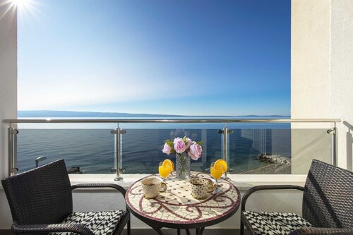 Spacious Beachfront Apartment Tanita No.1