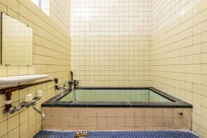 Yuzawa Toyo | Bathroom | Combined shower/bathtub, free toiletries, hair dryer, electronic bidet - The Hotel Yuzawa Oriental (Yuzawa)