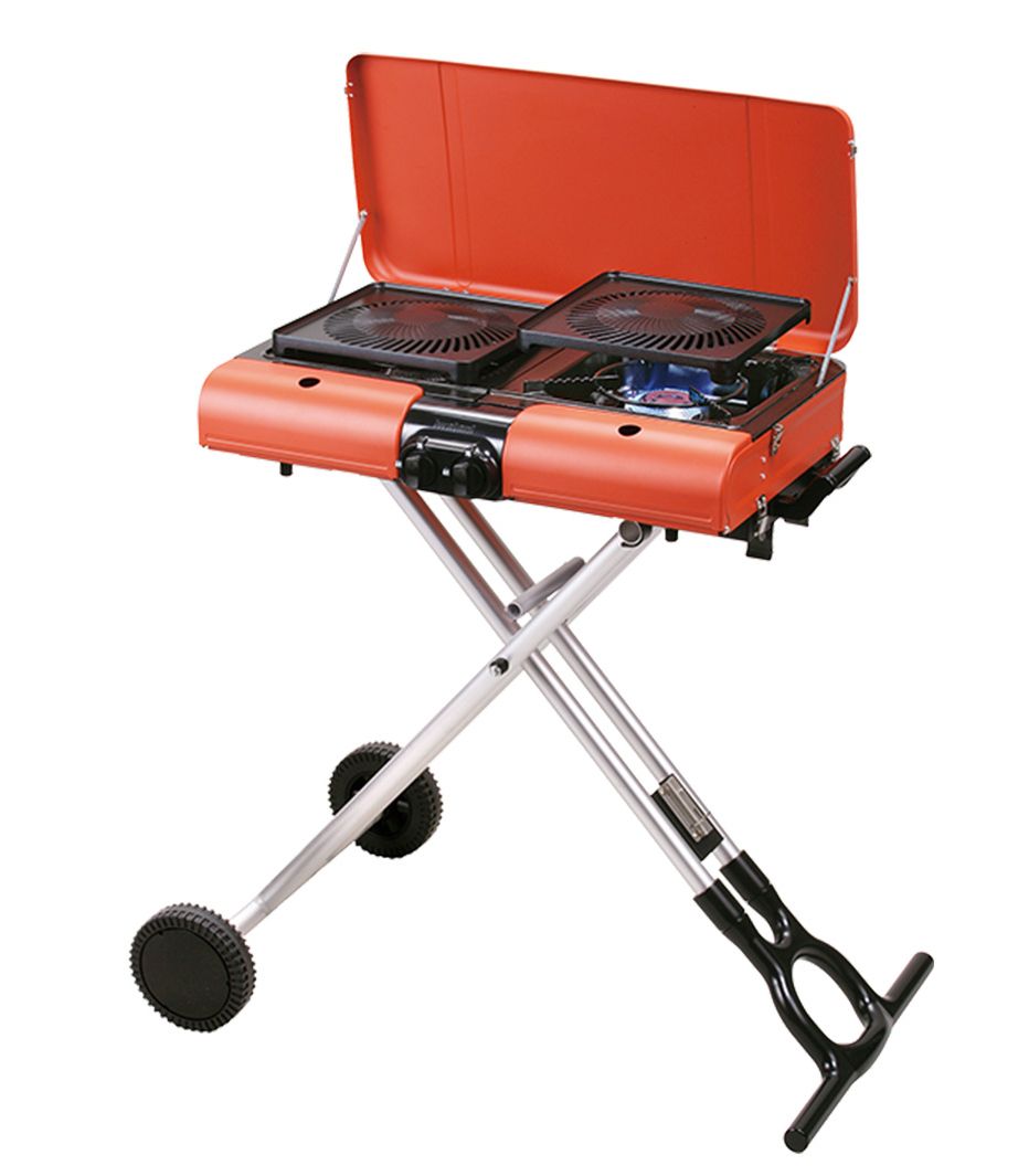 Una parrilla de gas portátil con diseño plegable, que cuenta con dos quemadores y un compartimento de almacenamiento compacto.