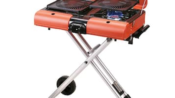 Una parrilla de gas portátil con diseño plegable, que cuenta con dos quemadores y un compartimento de almacenamiento compacto.