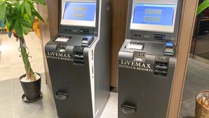 Zwei LiVEMAX Hotels & Resorts Self-Service-Kioske mit Kartenakzeptanz und Bonindrucker.
