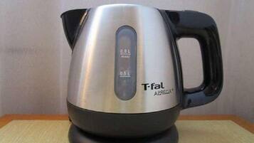 Una tetera eléctrica T-fal con pantalla digital, sobre una mesa.