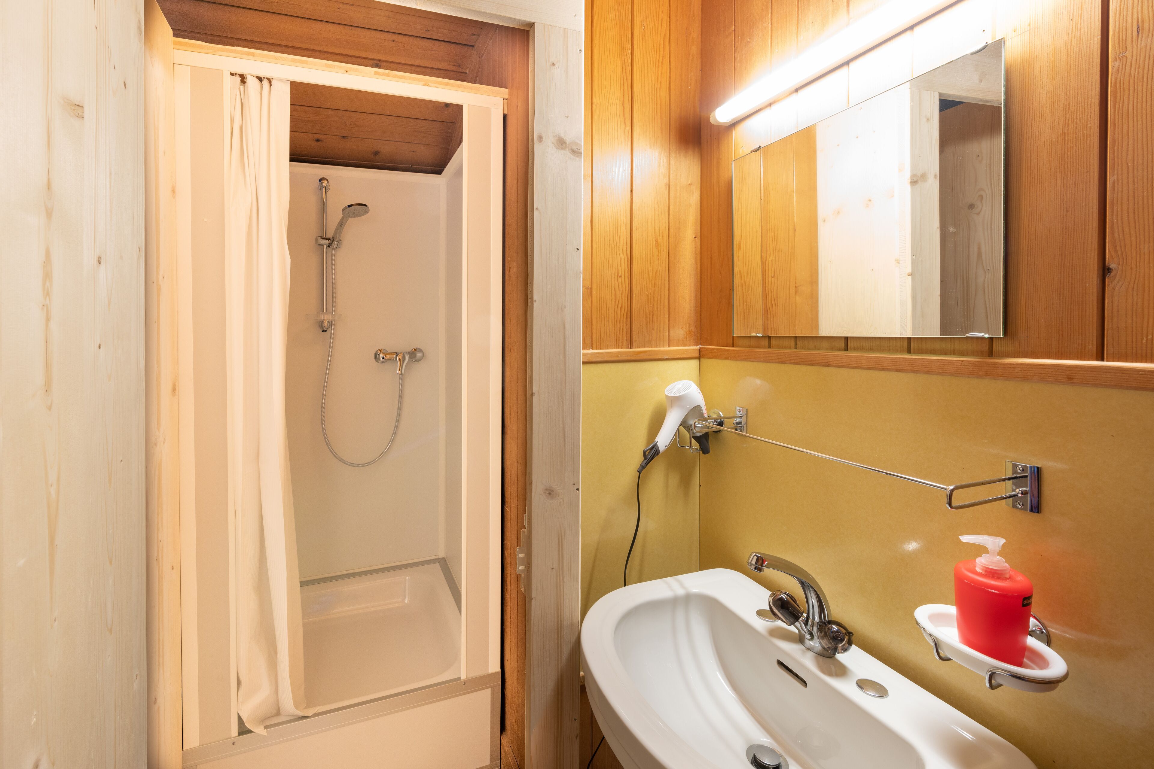 Photo - Lake Lodge Hostel