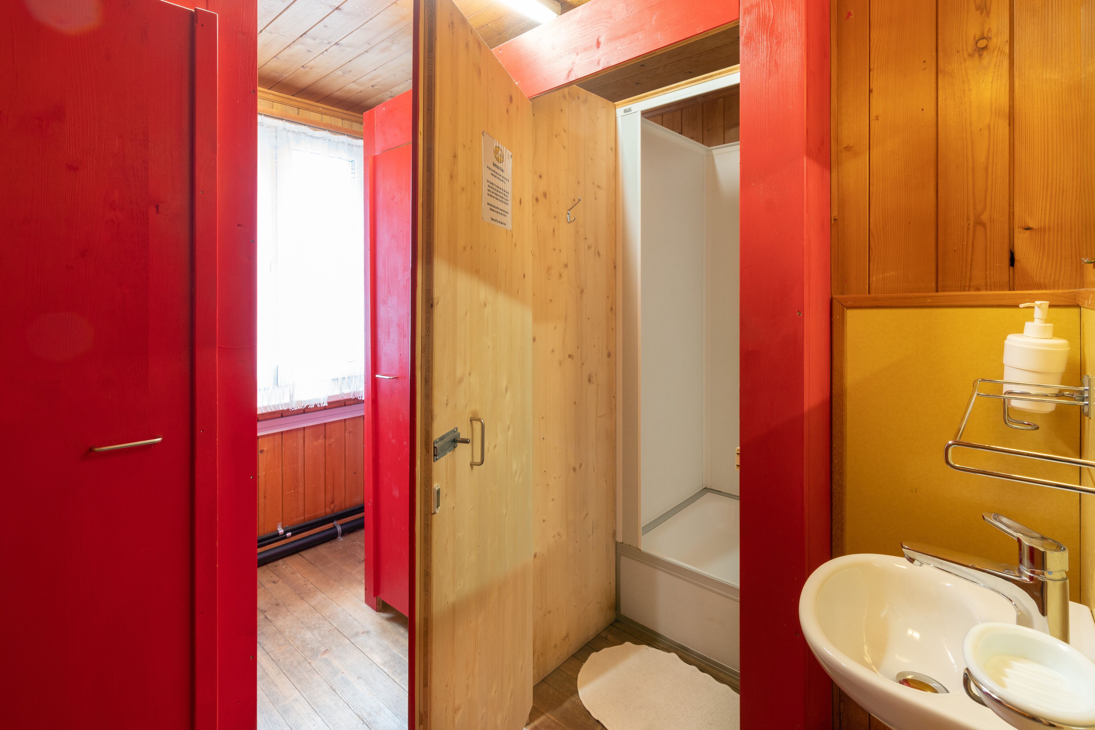 Photo - Lake Lodge Hostel