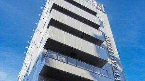 A modern hotel building with a prominent sign reading "LIVEMAX HOTEL & RESORTS". - HOTEL LiVEMAX Tachikawa Ekimae (Tachikawa)