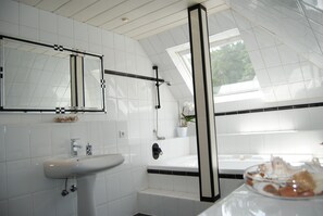 Bathtub, hair dryer, towels, soap - Exclusive villa with garden, sauna and forest access  (Solingen)