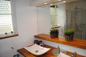 Bathtub, hair dryer, towels, soap - Exclusive villa with garden, sauna and forest access  (Solingen)