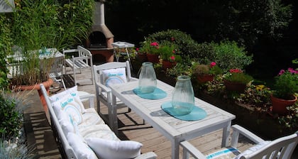 Exclusive villa with garden, sauna and forest access