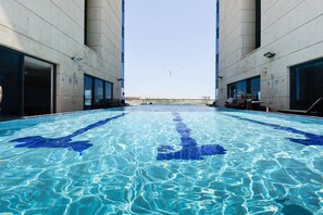 Seasonal outdoor pool - Deluxe 2 Bedroom Apartment in Herzylia (Herzliya)