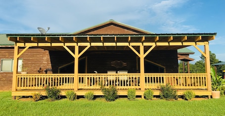 Property grounds. High Class Cabin Hideaway