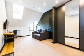 Luxury-Zimmer, Balkon (Attic) | Minibar, Zimmersafe, Verdunkelungsvorhänge, Bügeleisen/Bügelbrett