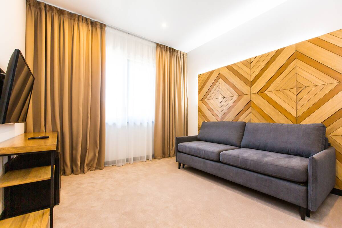 Luxury-Zimmer, Balkon | Wohnzimmer | LED-Fernseher