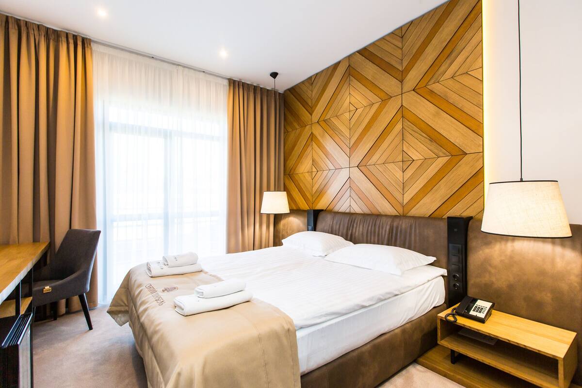 Standard-Doppelzimmer, Balkon | Minibar, Zimmersafe, Verdunkelungsvorhänge, Bügeleisen/Bügelbrett