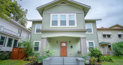 Huge Remodeled 5BR 4BA House Sleeps 20 Downtown