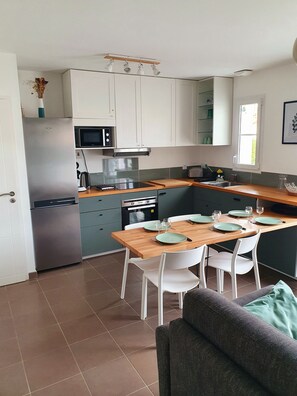 Fridge, microwave, oven, stovetop - Maison le Havre de la Gachère (Brem-sur-Mer)