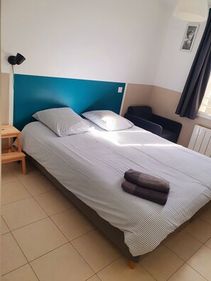 2 bedrooms, desk, soundproofing, travel cot