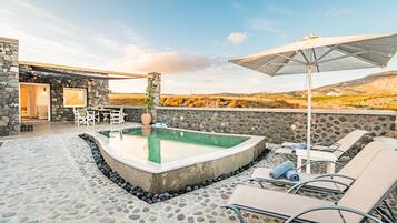 Piscina all'aperto, ombrelloni da piscina, lettini