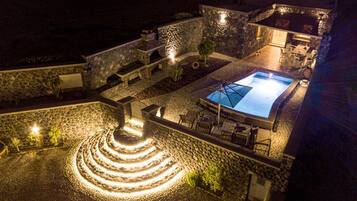 Facciata della struttura - sera/notte