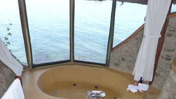 Combined shower/tub, slippers, towels