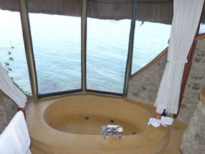 淋浴/浴缸二合一、拖鞋、毛巾
