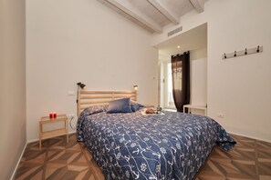 1 bedroom, iron/ironing board, WiFi, bed sheets - Delightful apartment in the historic center of Desenzano for 4 people. (Desenzano del Garda)