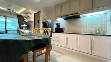 Fridge, microwave, stovetop, dishwasher