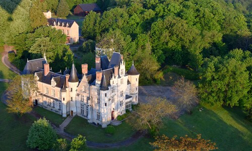 Pigeonnier dans domaine clos vue sur Château de brou