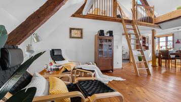 Fernseher, Kamin, Tischtennisplatte, Stereoanlage