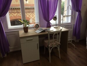 Desk, laptop workspace, free WiFi - Central Market Hall Zen Hostel (Budapest)