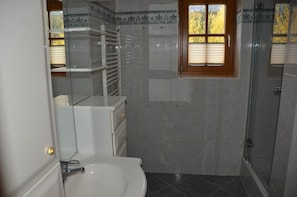 Suite familiar (Top 3) | Baño | Regadera, toallas, papel de baño
