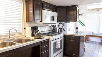 Een koelkast, een magnetron, een oven, een kookplaat