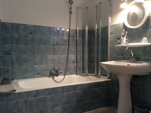 Ensemble douche/baignoire, sĂšche-cheveux, papier toilette