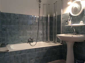 Duschwanne, Haartrockner, Toilettenpapier