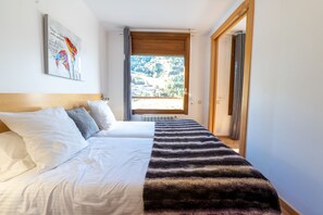 1 bedroom, travel cot, WiFi, bed sheets