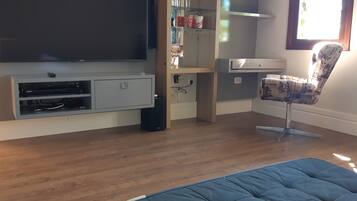 Työpöytä, silitysrauta/-lauta, ilmainen Wi-Fi, vuodevaatteet