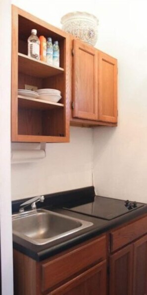 Kühlschrank, Mikrowelle, Wasserkocher mit Kaffee-/Teezubehör