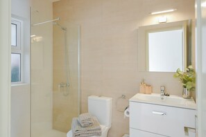 Ducha, secador de pelo, toallas